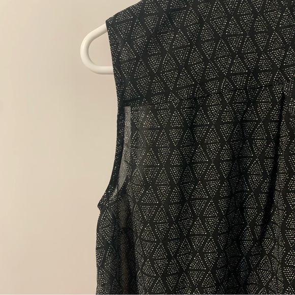 H&M Button-Down Collared Black and White Geometric Print Tank Blouse. Size 2 - Picture 10 of 13
